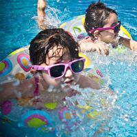 Corte de digestión: derribando el mito de que los niños tienen que esperar dos horas después de comer para bañarse