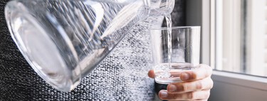 Ni dos litros ni ocho vasos: cuánta agua hay que beber realmente al día, según la ciencia 