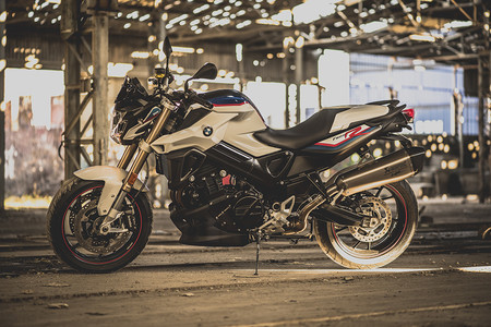 Más potencia, menos peso y nueva decoración para la BMW F 800 R Akrapovic por 9.350 euros
