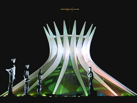 Vista nocturna de la catedral de Brasilia.