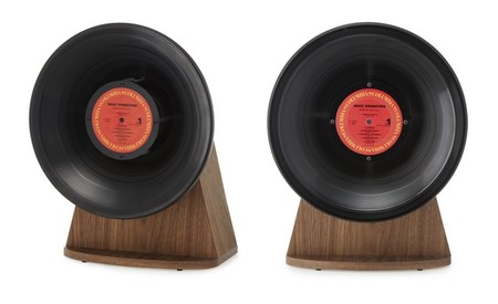 Este curioso altavoz con forma de gramófono está fabricado con un disco de vinilo