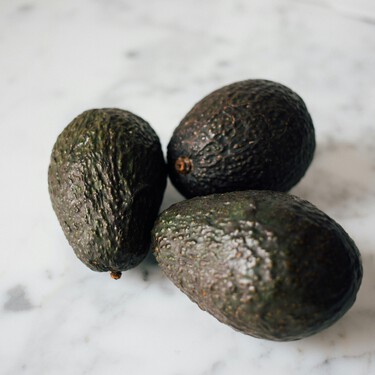 Ni en la nevera ni sobre la encimera: nadie lo sabe, pero así deben guardarse los aguacates