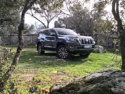 Carretera y manta a bordo del Toyota Land Cruiser
