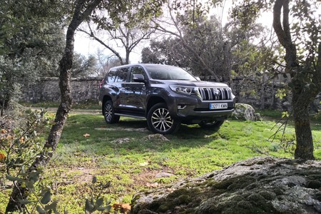 Carretera y manta a bordo del Toyota Land Cruiser