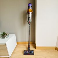 Este aspirador vertical Dyson está de rebajas: tiene 200 euros de descuento y se puede financiar sin intereses 