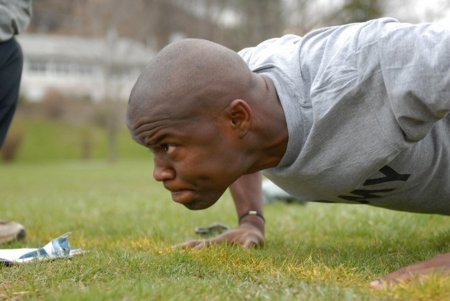 Al hacer flexiones, recuerda no mover la cabeza
