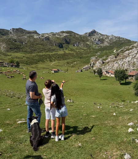 Las Vacaciones Sonadas De Santiago Abascal En Asturias Un Pueblo De 200 Habitantes Como Refugio Visita A Covadonga Los Lagos Y Una Cueva De Queso Gamoneu Y En Yate Por Llanes 3