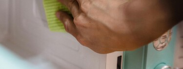 Quitar la grasa y la porquería del microondas nunca fue tan fácil con trucos como este: la suciedad se despega sola