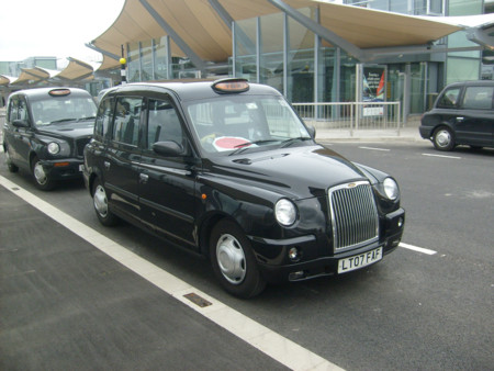 Los taxis de Londres recurren al crowdfunding para luchar contra Uber, necesitan 600.000 libras esterlinas