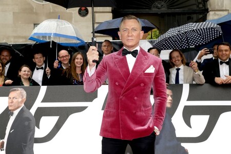 Daniel Craig deslumbra como James Bond en la premiere de 'No Time to Die' con un look que podemos replicar para sumar color al invierno