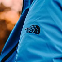 The North Face rebaja a mitad de precio la chaqueta resistente a la lluvia y al viento que podemos usar todo el año