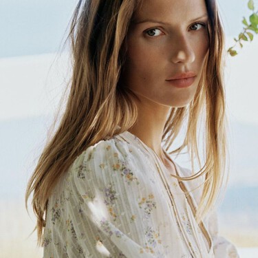 Novedad en Zara: cinco blusas elegantes y ligeras para estrenar con bermudas en agosto y con pantalones de vestir en septiembre 