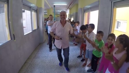 La emotiva despedida de sus alumnos a un profesor que se jubila