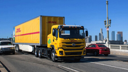 DHL ya está experimentando con camiones chinos 100% eléctricos, pero de momento sólo en recorridos cortos