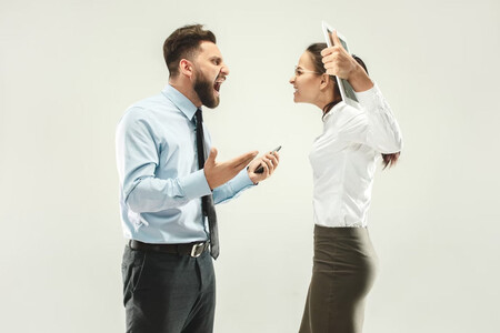 Dos personas tóxicas discutiendo en el trabajo