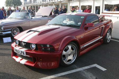 Ford Mustang con volante a la derecha