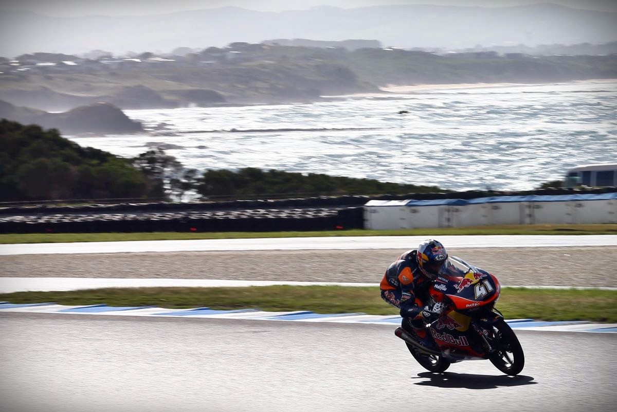Brad Binder se lleva el triunfo de Moto3, en una carrera partida por el susto de McPhee