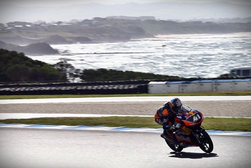 Brad Binder se lleva el triunfo de Moto3, en una carrera partida por el susto de McPhee