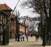 Roban el cartel de Auschwitz