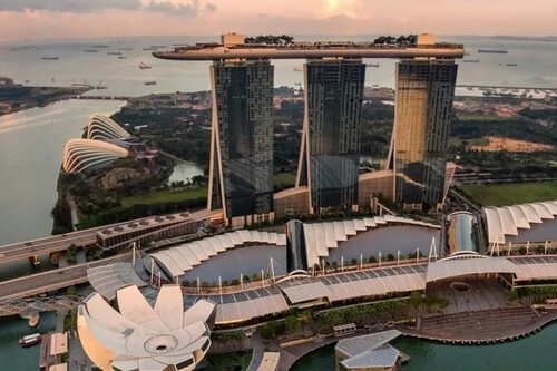 Em Singapura, o luxo não se mede pelo ronco de um V12. Aqui, ter um volante já é uma exceção.