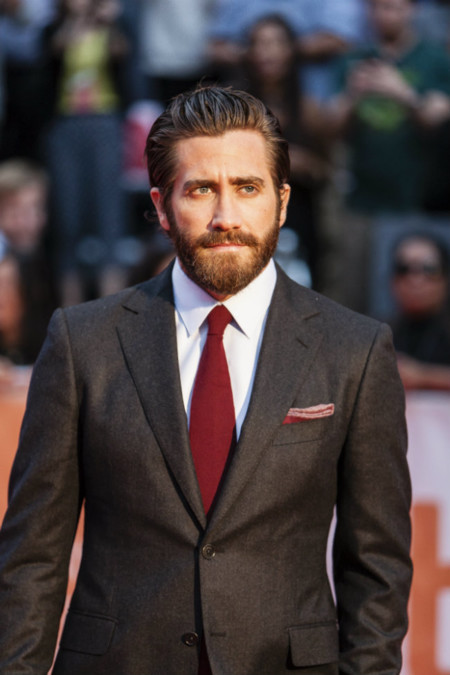 Dos looks de 10: Jake Gyllenhaal estrena película así de increíblemente vestido