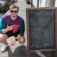 No vas a ganar puntos por presumir de querer a los perros y detestar a los bebés, como este millennial listillo ha descubierto en Twitter