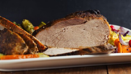 Recetas navideñas 2025: cómo hacer pierna de cerdo adobada y sin horno, con los tips y consejos del chef Roger