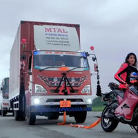 Remolcando 14 toneladas con una moto eléctrica. El delirante intento por demostrar de lo que es capaz una moto a pilas