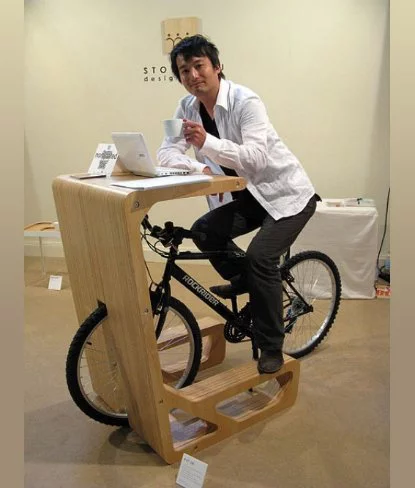 Un escritorio donde poner la bicicleta