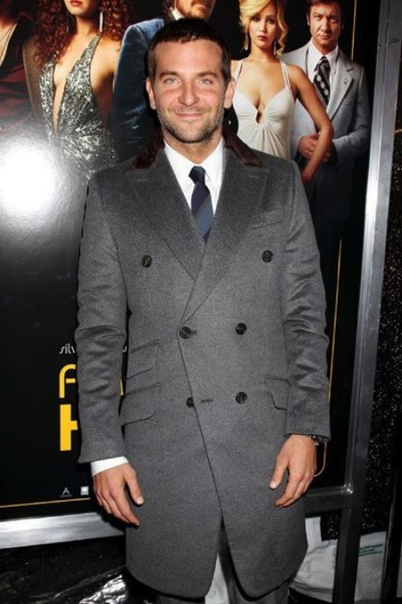 Bradley Cooper prepara el látigo y la cazadora de cuero... ¡a lo Indiana Jones!
