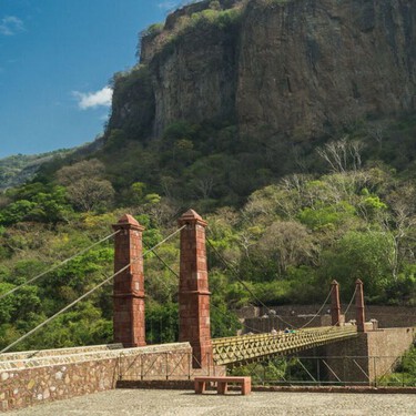 Si estás cerca de Guadalajara, lánzate a la Barranca de Huentitán y recorre este puente colgante con una vista espectacular, te decimos qué hacer y cómo llegar