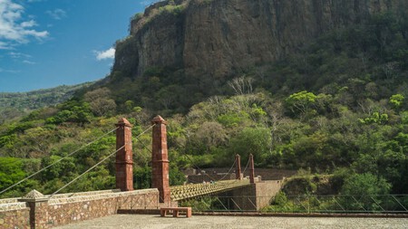 Si estás cerca de Guadalajara, lánzate a la Barranca de Huentitán y recorre este puente colgante con una vista espectacular, te decimos qué hacer y cómo llegar