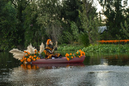 Entre chinampas, ofrendas y leyendas: Xochimilco celebra el Día de Muertos con alumbradas, bailes y funciones de La Llorona