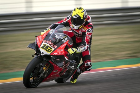 Álvaro Bautista consigue su tercer triplete consecutivo gracias a un nuevo recital en MotorLand