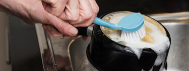 Este limpiador concentrado elimina hasta la suciedad en las juntas de los azulejos de una sola pasada