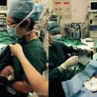 Una enfermera da el pecho a un bebé para calmarle el dolor de la intervención