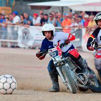 Motoball, o lo que pasa cuando te gustan mucho el fútbol y las motos. Un balón más grande que tu casco y regates a puño de gas 