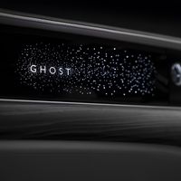 Rolls-Royce lleva sus cielos estrellados al salpicadero del nuevo Ghost, en un trabajo tan meticuloso como exagerado