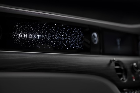 Rolls-Royce lleva sus cielos estrellados al salpicadero del nuevo Ghost, en un trabajo tan meticuloso como exagerado