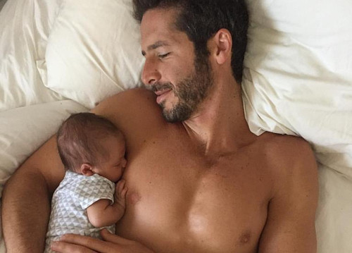 El padre que logra silenciar el llanto de su bebé en segundos diciendo 'OM': ¿sabe que la está asustando? 