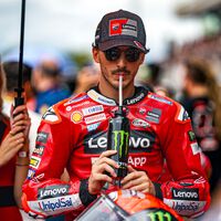 Desastre. Pecco Bagnaia se ha caído, una moto le ha pasado por encima de la pierna y podría estar lesionado