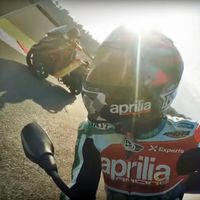 Esto es lo que pasa cuando dejas un Piaggio MP3 a los pilotos de Aprilia en MotoGP
