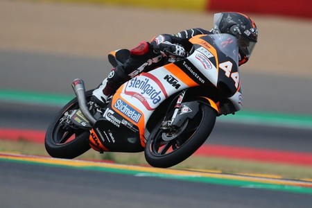 Arón Canet arrasa a la competencia para llevarse la pole position de Moto3 en Aragón