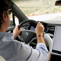 El coche más cómodo y silencioso puede ser el más peligroso: la ciencia explica por qué tu cerebro necesita el ruido para conducir bien