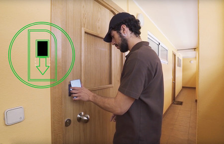 Esta puerta conectada facilita la entrega de paquetes en casa cuando estamos ausentes con la ayuda de nuestro móvil