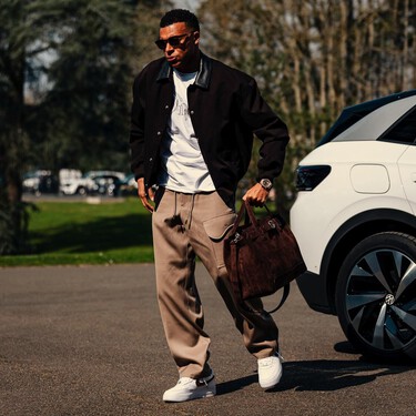 De Pedro Pascal a Mbappé, los hombres con más estilo saben cómo protegerse de la lluvia llevando la chaqueta clave del armario masculino 