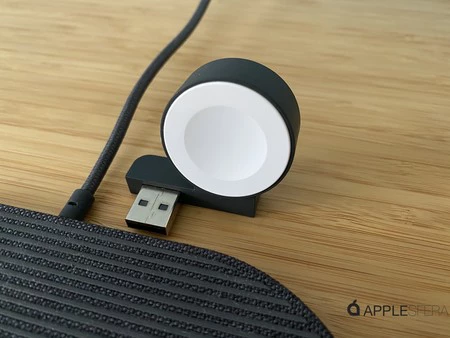 Apple Watchスタンドを取り外すと、2台のiPhoneを充電したり、持ち運びが便利になります。