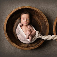 La preciosa y emotiva fotografía de un recién nacido junto a las cenizas de su hermano gemelo