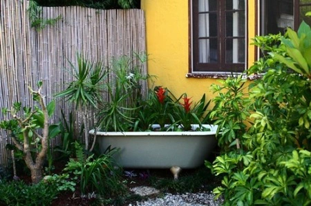 Recicladecoración: una bañera convertida en jardinera