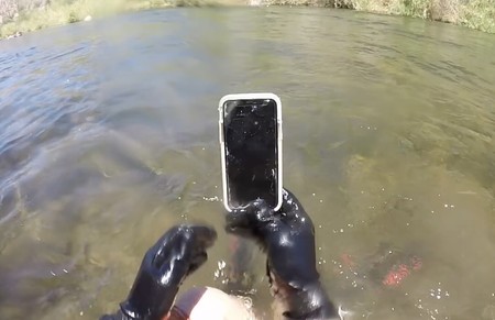 Un iPhone X sobrevive dos semanas sumergido en un río, lo encuentran y funciona perfectamente